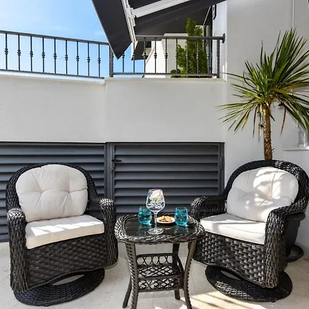 Azzuro With Jacuzzi And Pool