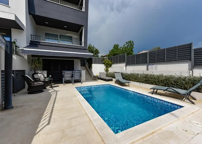 Azzuro With Jacuzzi And Pool