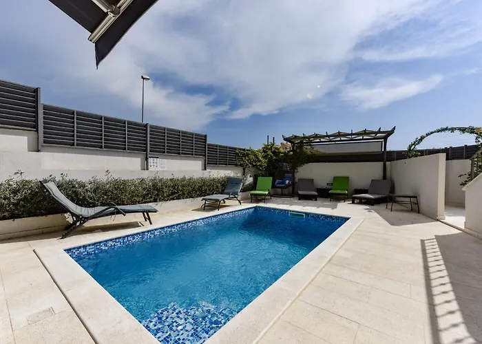 Azzuro With Jacuzzi And Pool Villa *