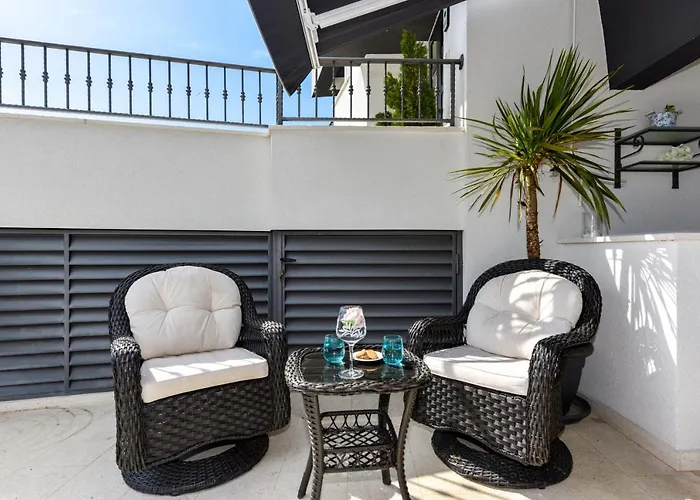 Azzuro With Jacuzzi And Pool