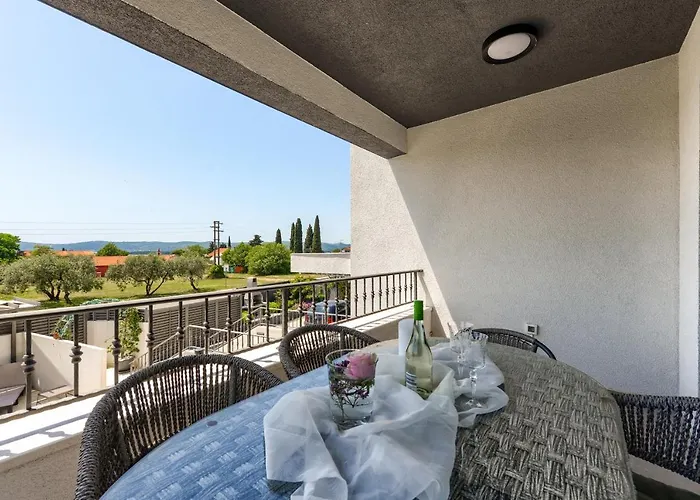 Villa Azzuro With Jacuzzi And Pool