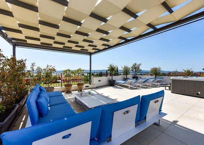 Azzuro With Jacuzzi And Pool