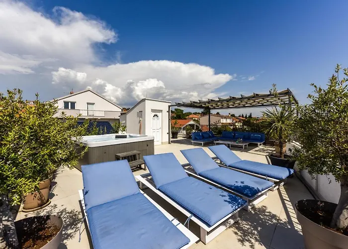 Villa Azzuro With Jacuzzi And Pool