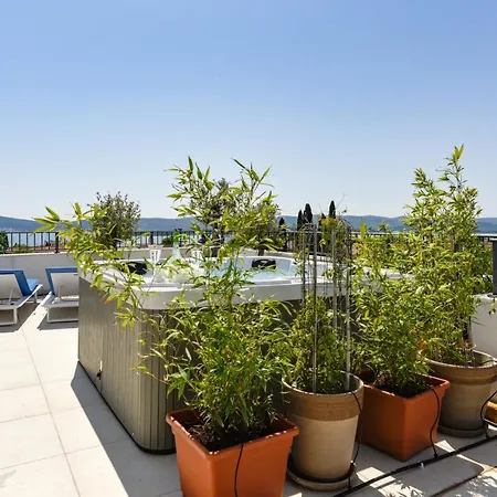 Azzuro With Jacuzzi And Pool