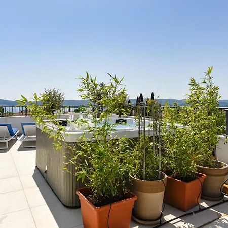 Azzuro With Jacuzzi And Pool
