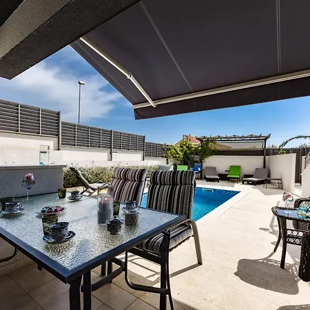 Azzuro With Jacuzzi And Pool *
