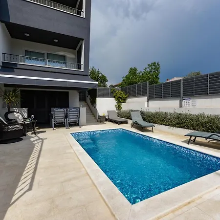 Azzuro With Jacuzzi And Pool