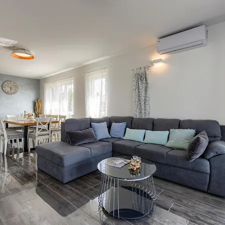 Azzuro With Jacuzzi&pool Willa *