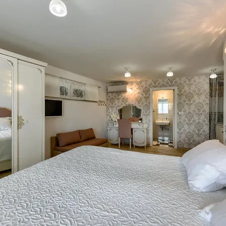 Villa Azzuro With Jacuzzi And Pool
