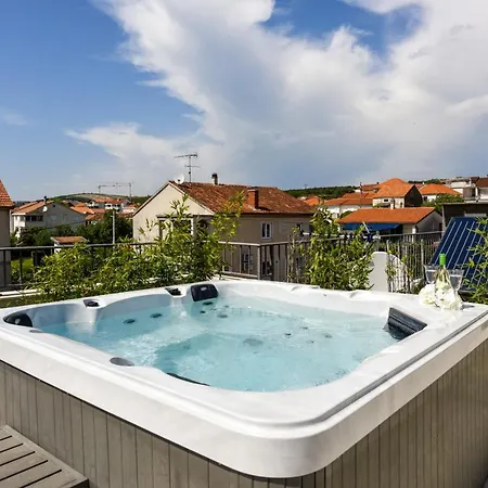 Azzuro With Jacuzzi And Pool *