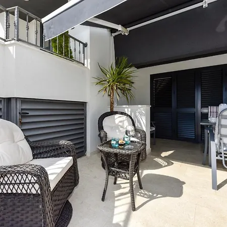 Azzuro With Jacuzzi And Pool Villa