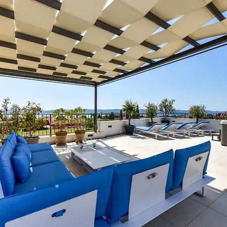 Azzuro With Jacuzzi And Pool