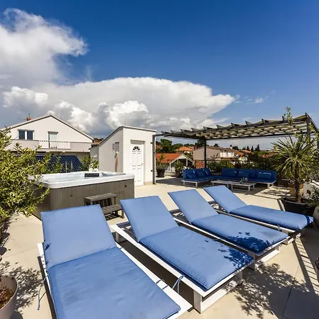 Villa Azzuro With Jacuzzi And Pool