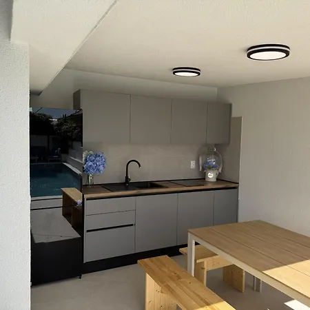 Azzuro With Jacuzzi And Pool
