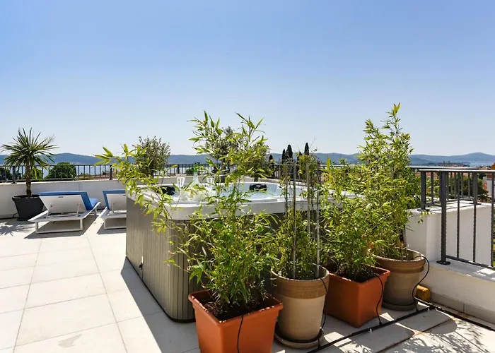 Azzuro With Jacuzzi And Pool
