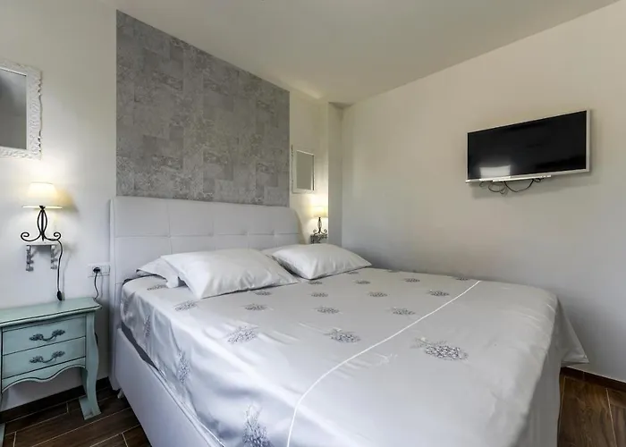 Villa Azzuro With Jacuzzi And Pool